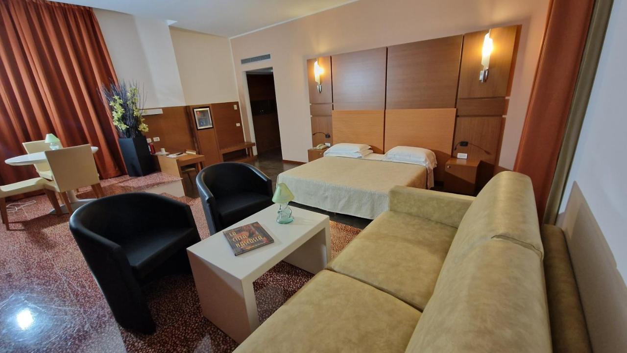 Bella Italia Palace Hotel Novara Exterior foto
