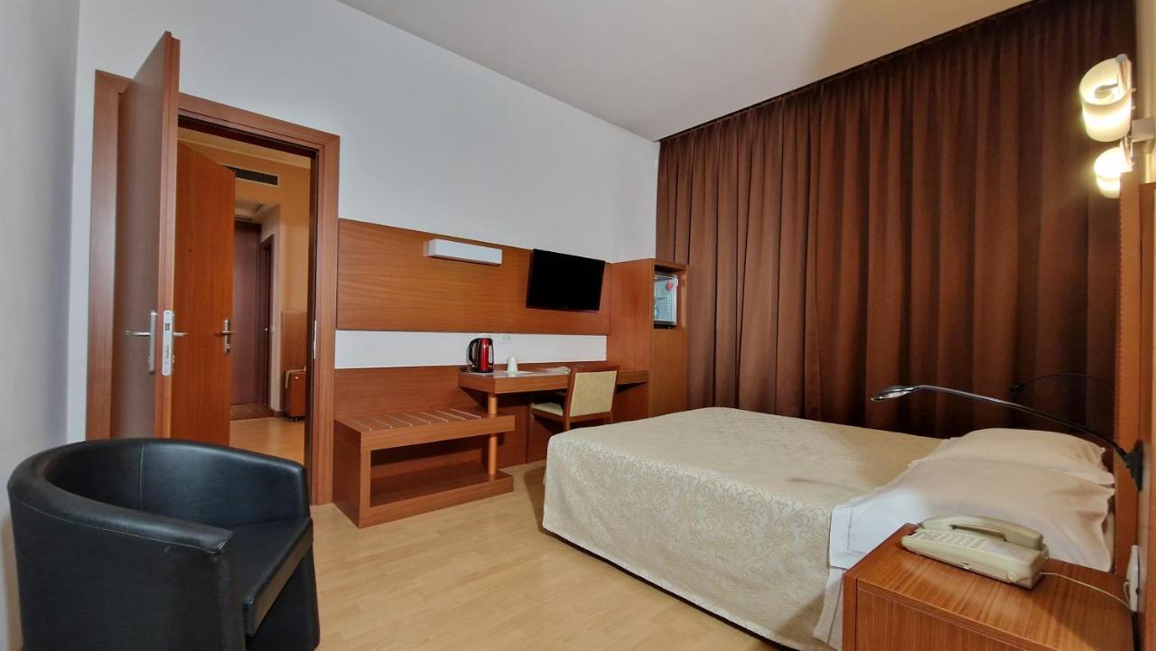 Bella Italia Palace Hotel Novara Exterior foto